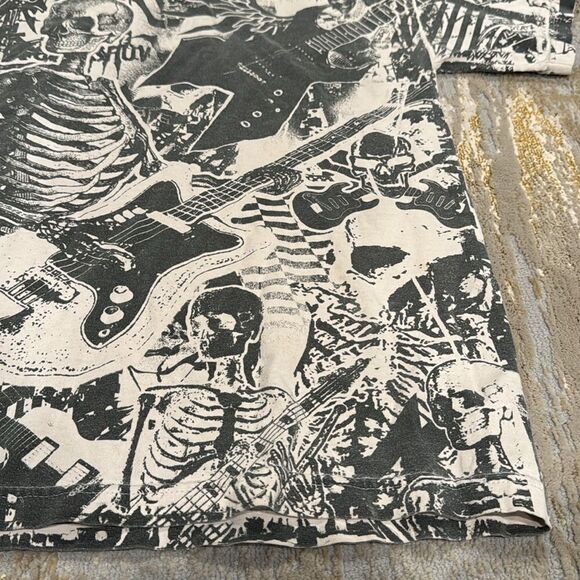Grey Star Skull playing guitar all over print tee shirt size M in GUC - Picture 3 of 7